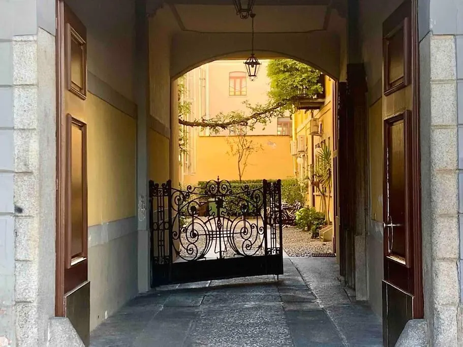 Top Location Naviglio Apartment With Terrace Milan
